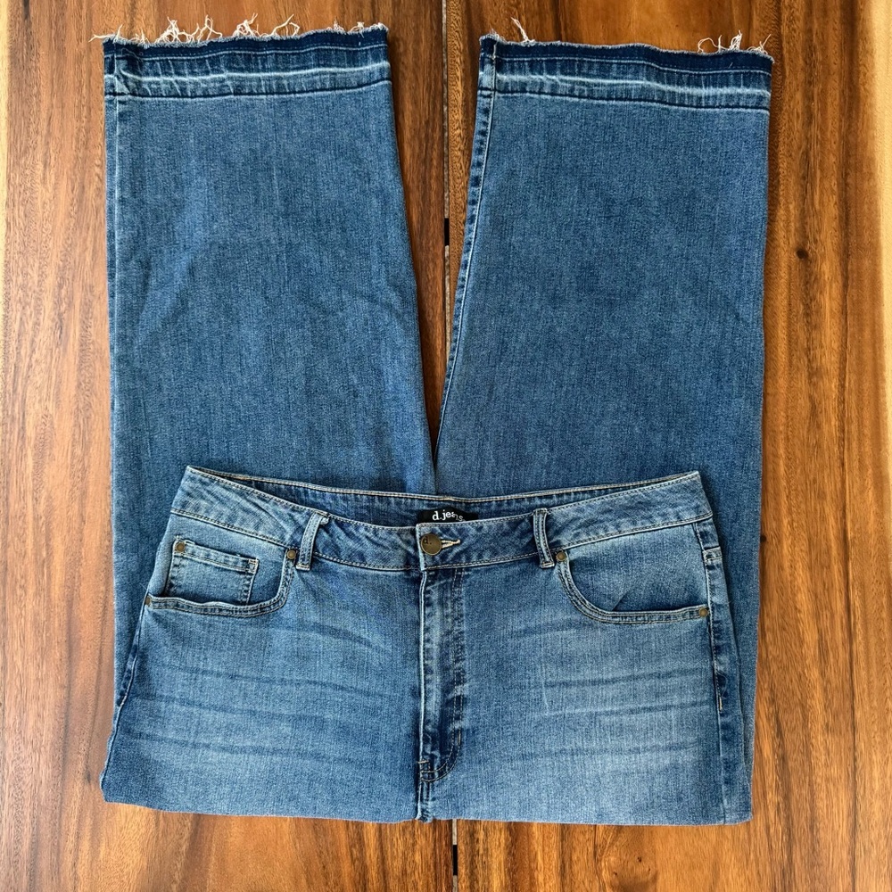NWOT d. jeans Women's WIDE-leg Distressed Cuff Jeans
